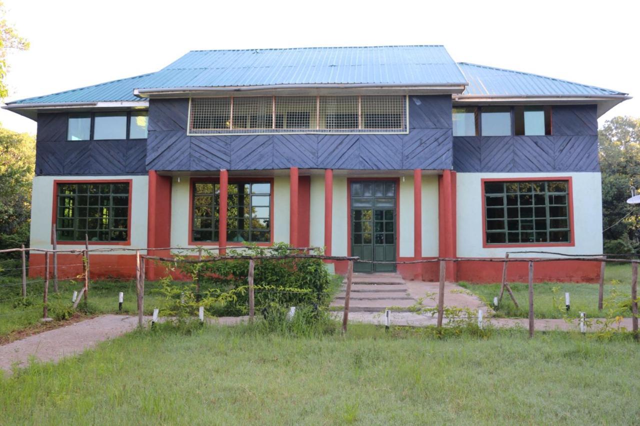 Rhino Tourist Camp Hotel Ololaimutiek Exterior foto